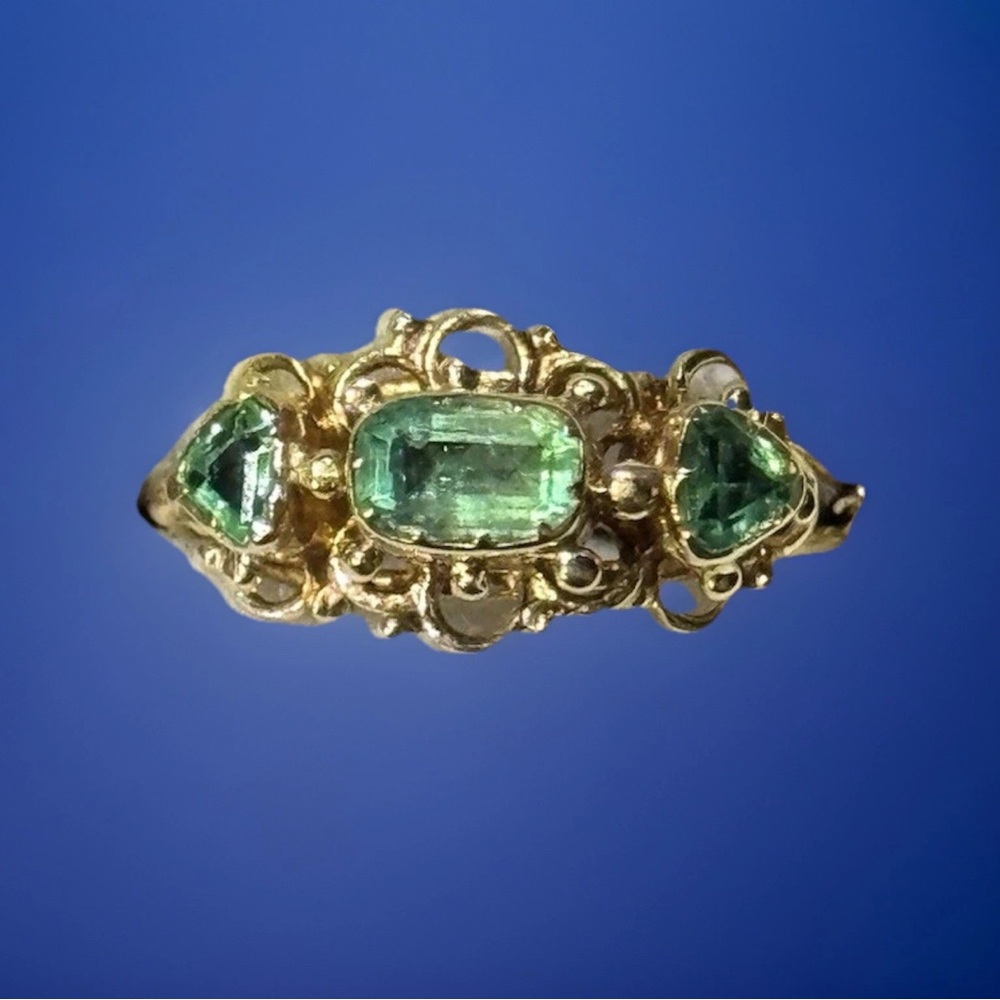 🛑 sold somewhere else 
18ct Gold 19th century Emerald Ring  Antique Victorian